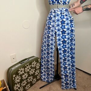 Zara
FULL LENGTH STRAIGHT LEG FLORAL PRINT JEANS